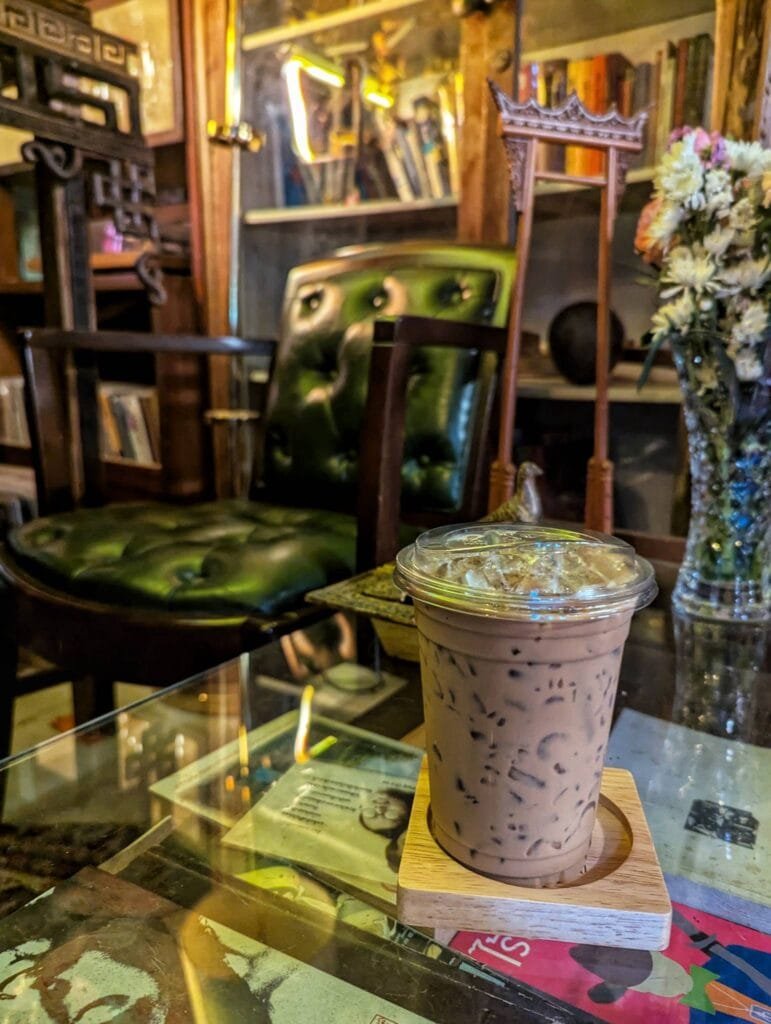 Es-Yen coffee at a slow bar in Bangkok