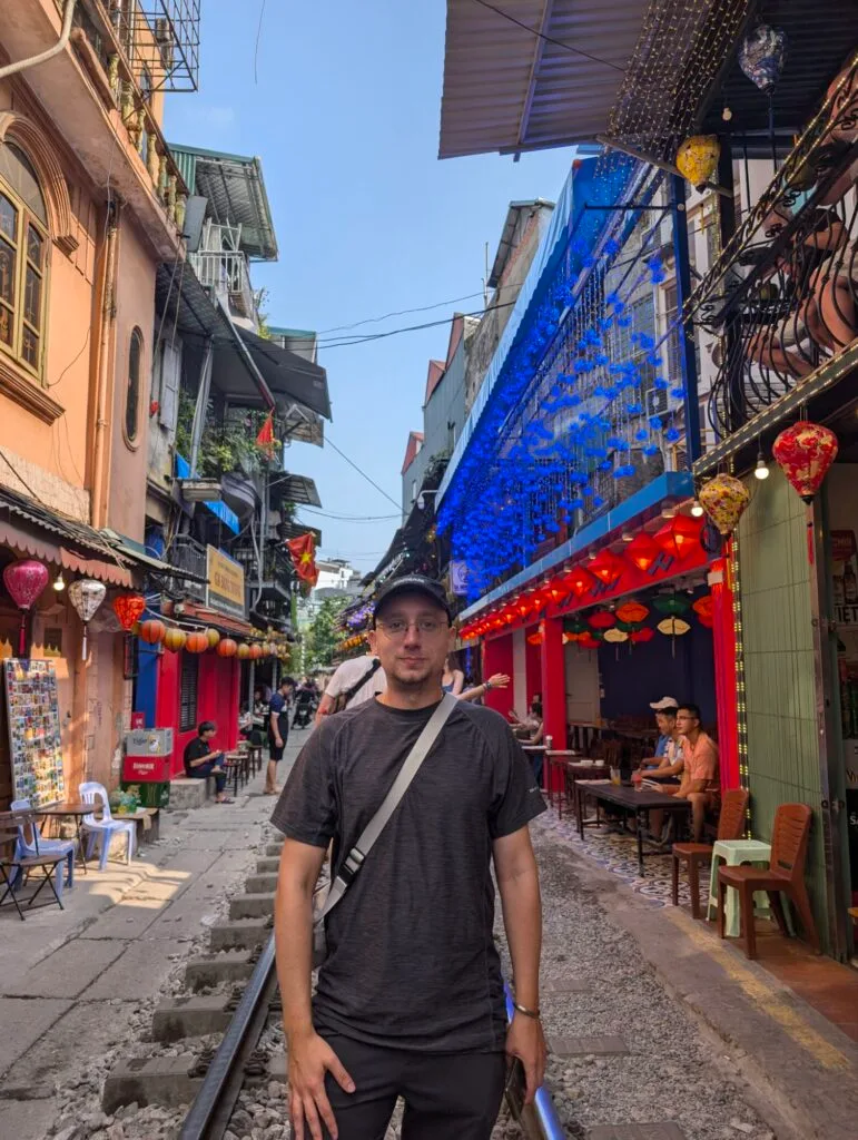 Cătă at Hanoi Train Street